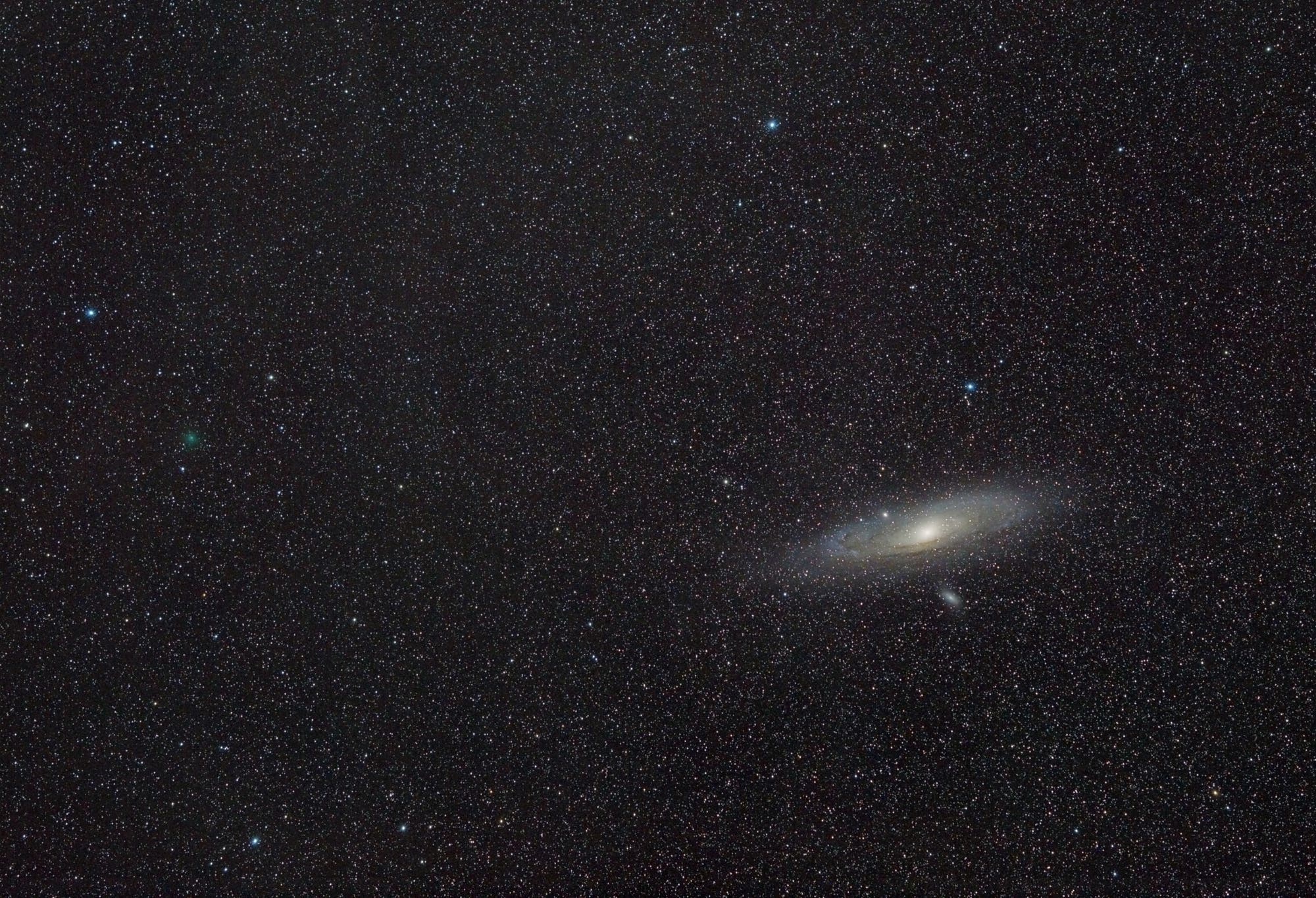 Komet 64P/Swift-Gehrels in der Nähe der Andromedagalaxie, aber nur scheinbar.