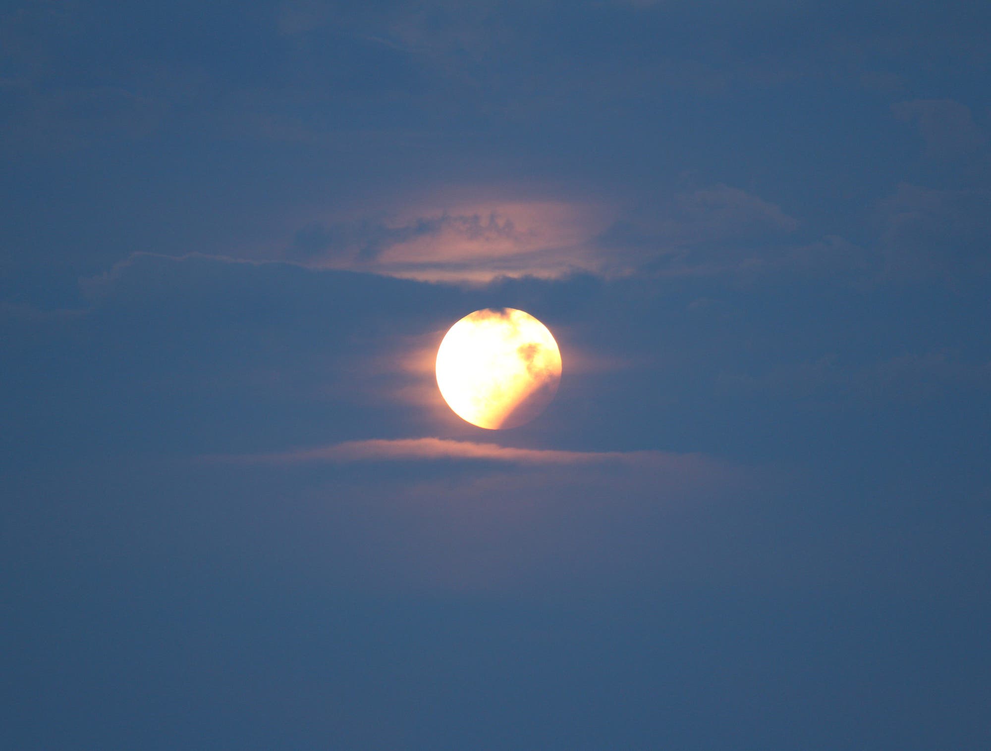 Mond mit Erdkernschatten und Halbschatten, partielle Mondfinsternis vom 7. August 2017