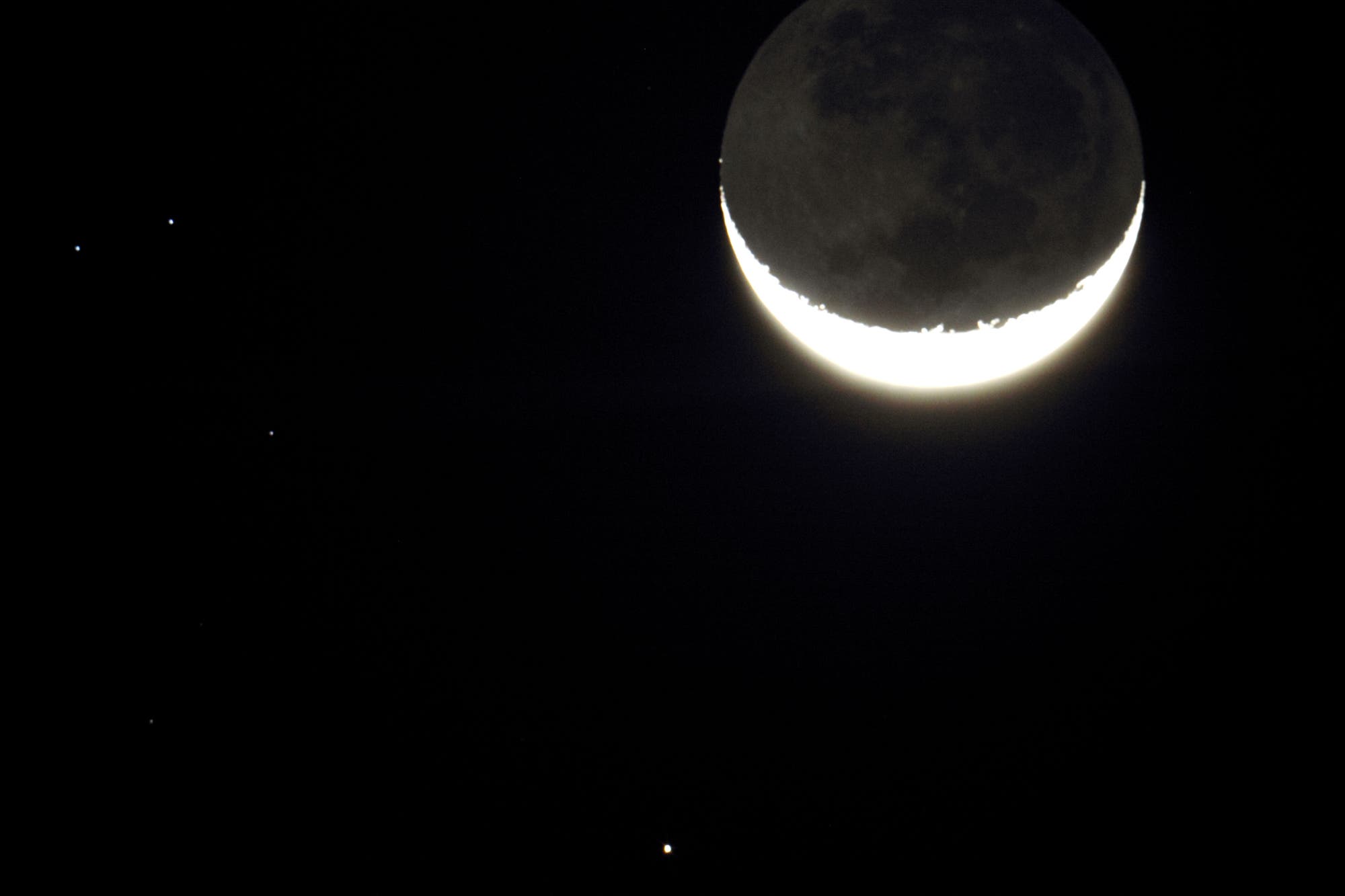Mond mit sekundären Mondlicht und Aldebaran
