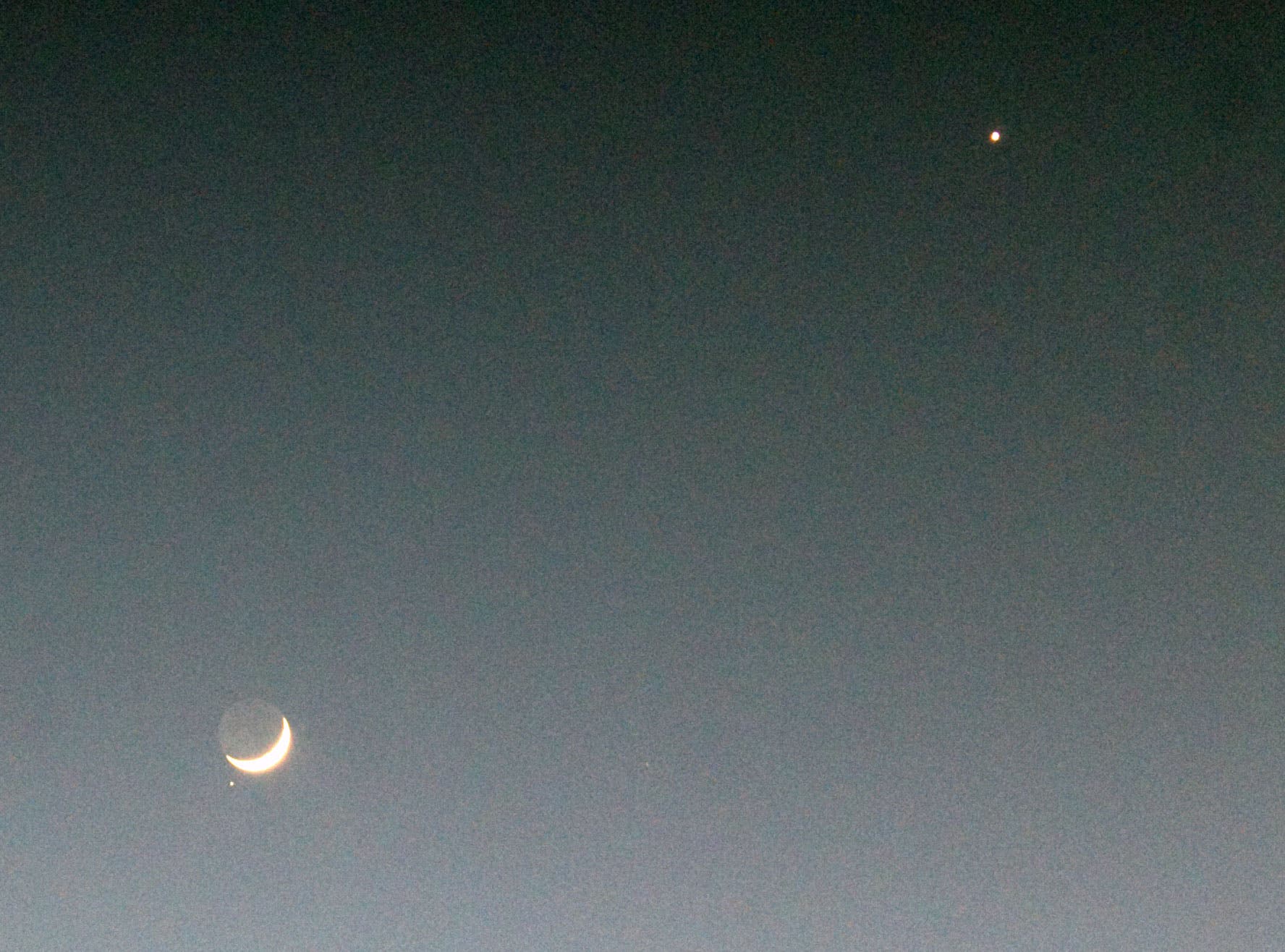 Mond, Venus und Aldebaran in der Abenddämmerung