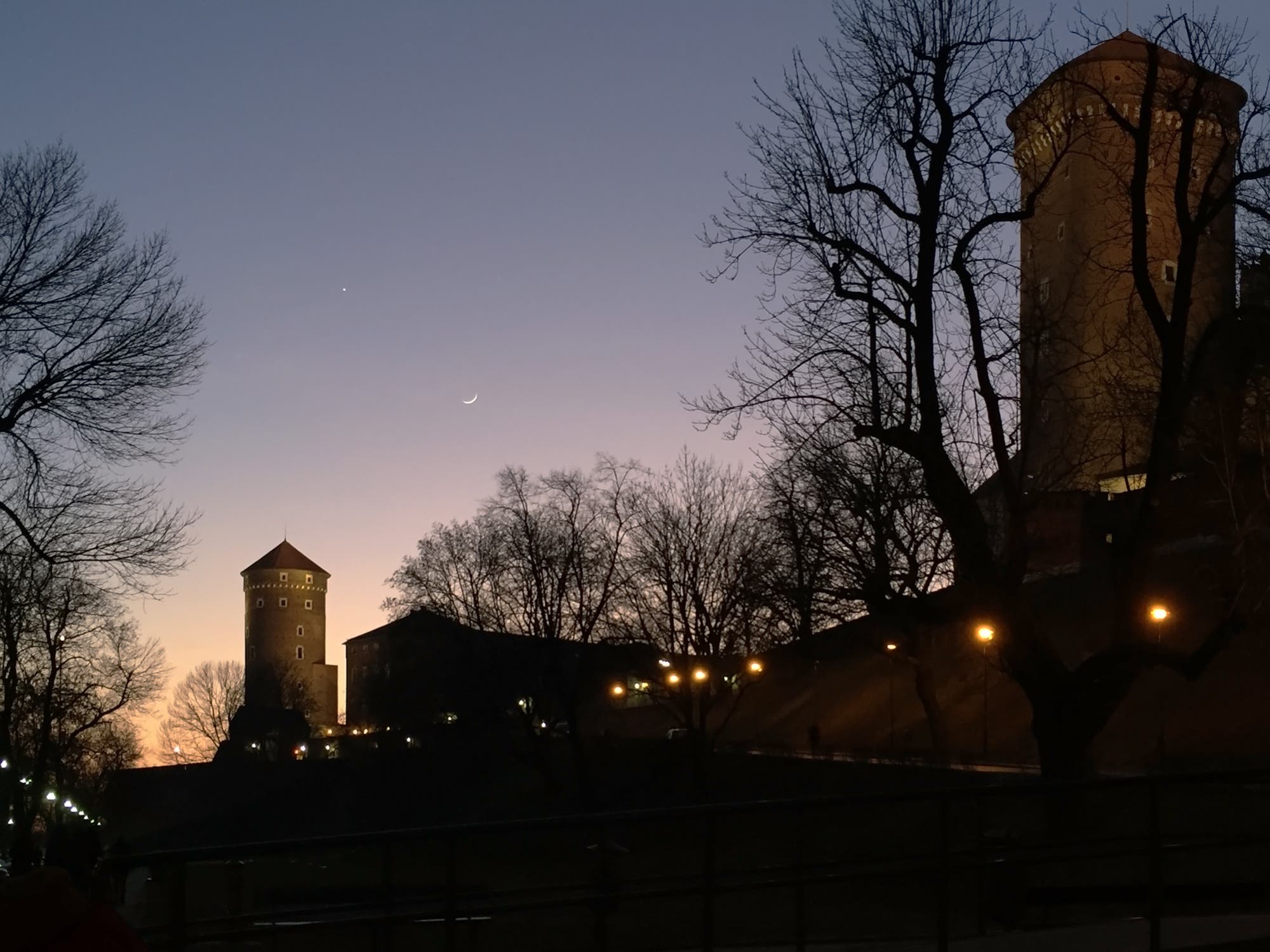 Mond und Venus über dem Wawel in Krakau