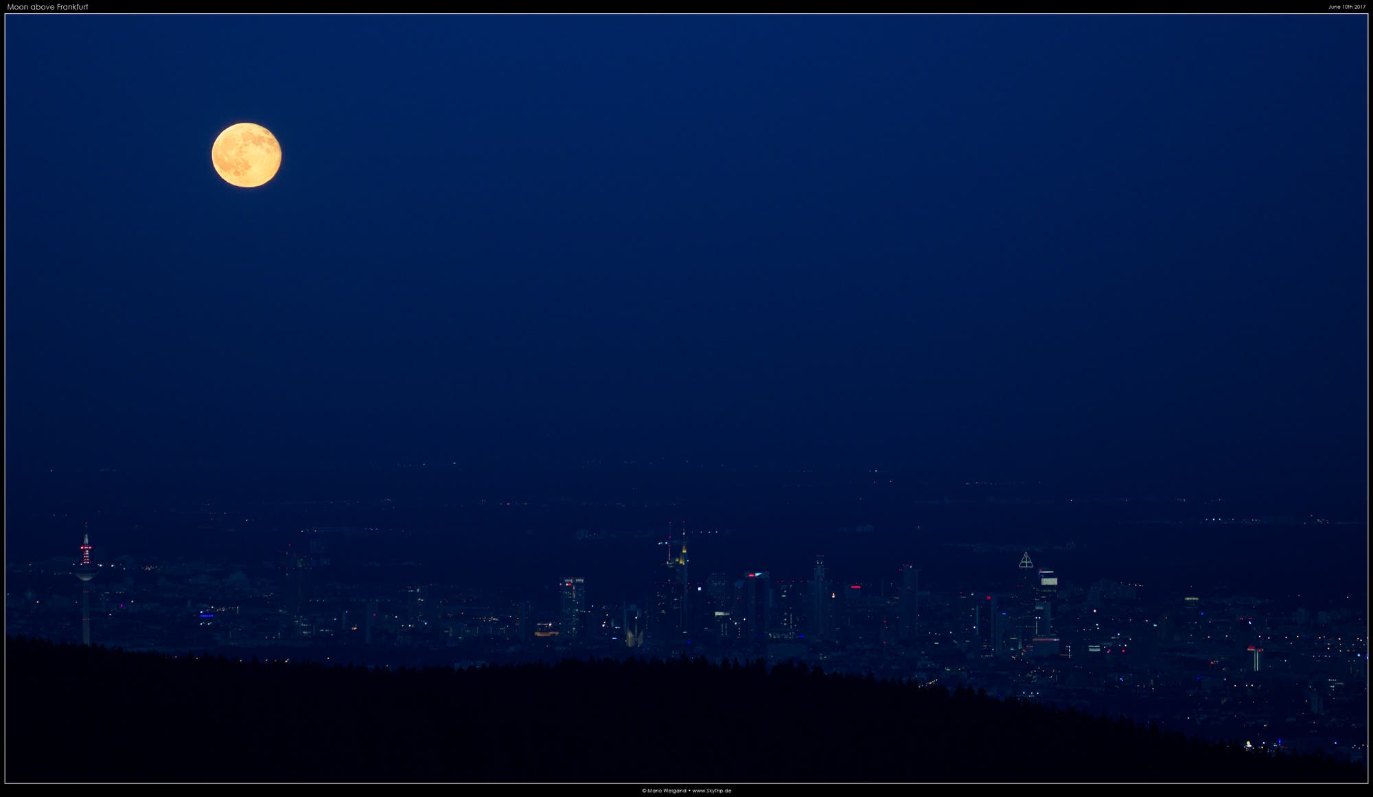 Mond zur blauen Stunde über der Frankfurter Skyline