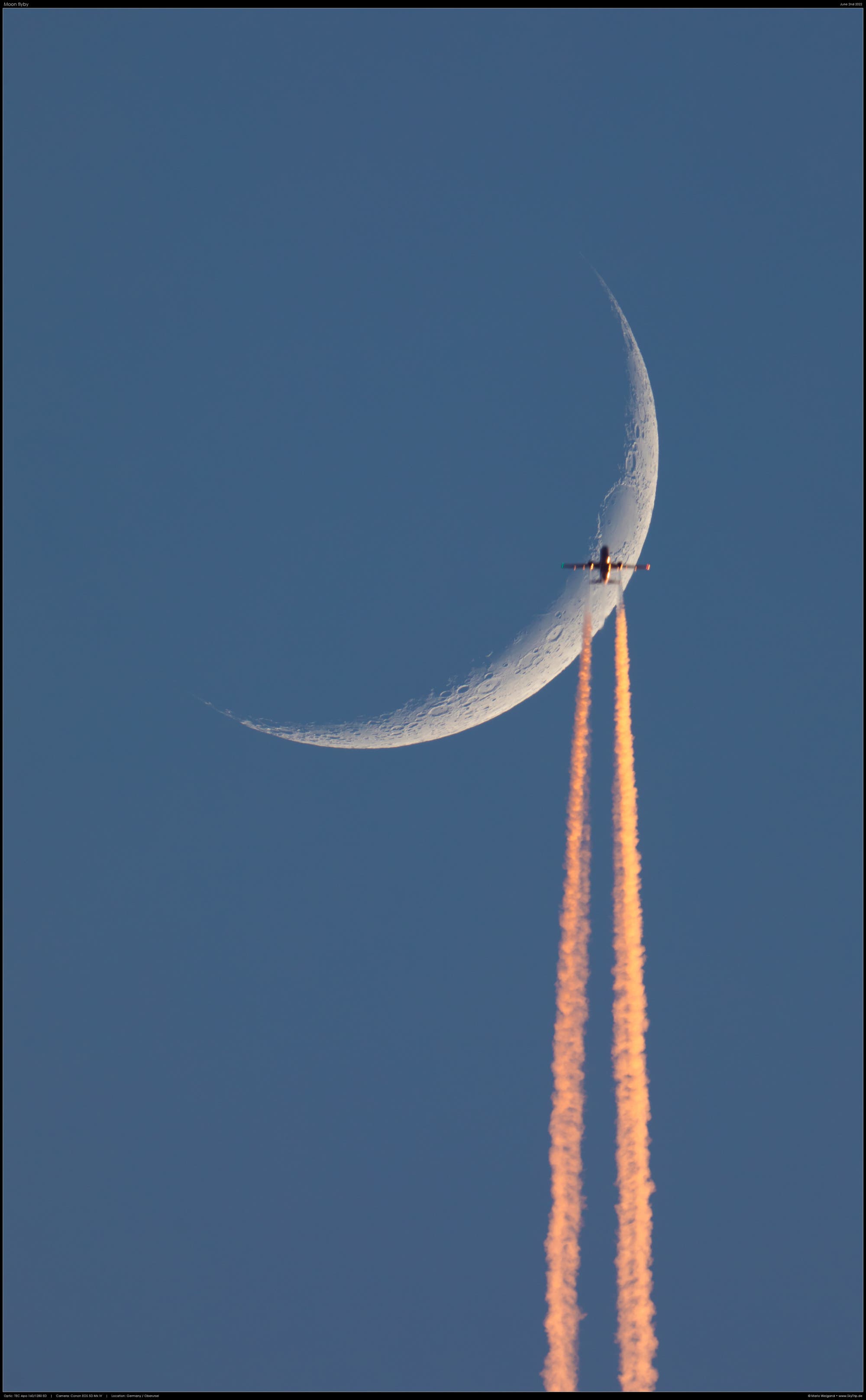 Junger Mond mit Flugzeugtransit