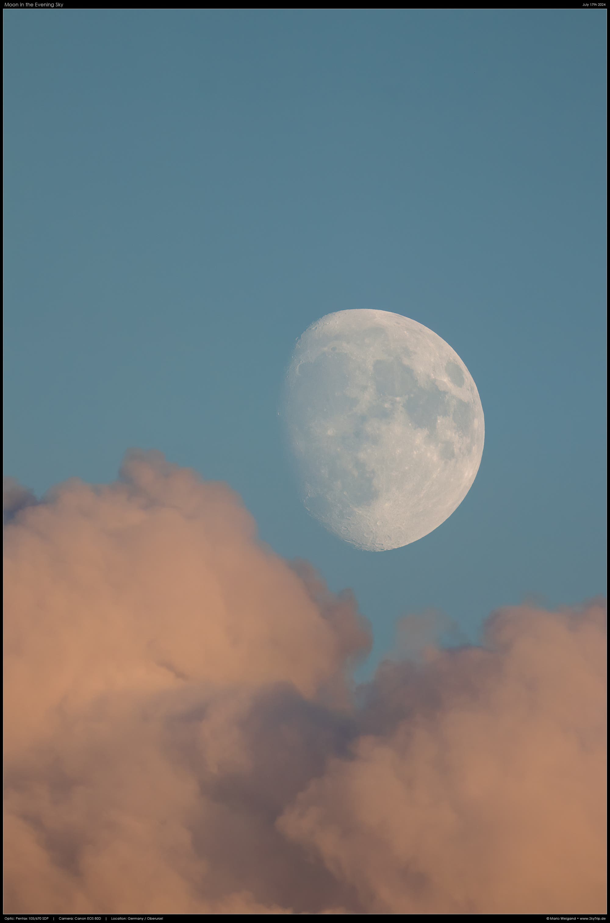 Zunehmender Mond am Abendhimmel