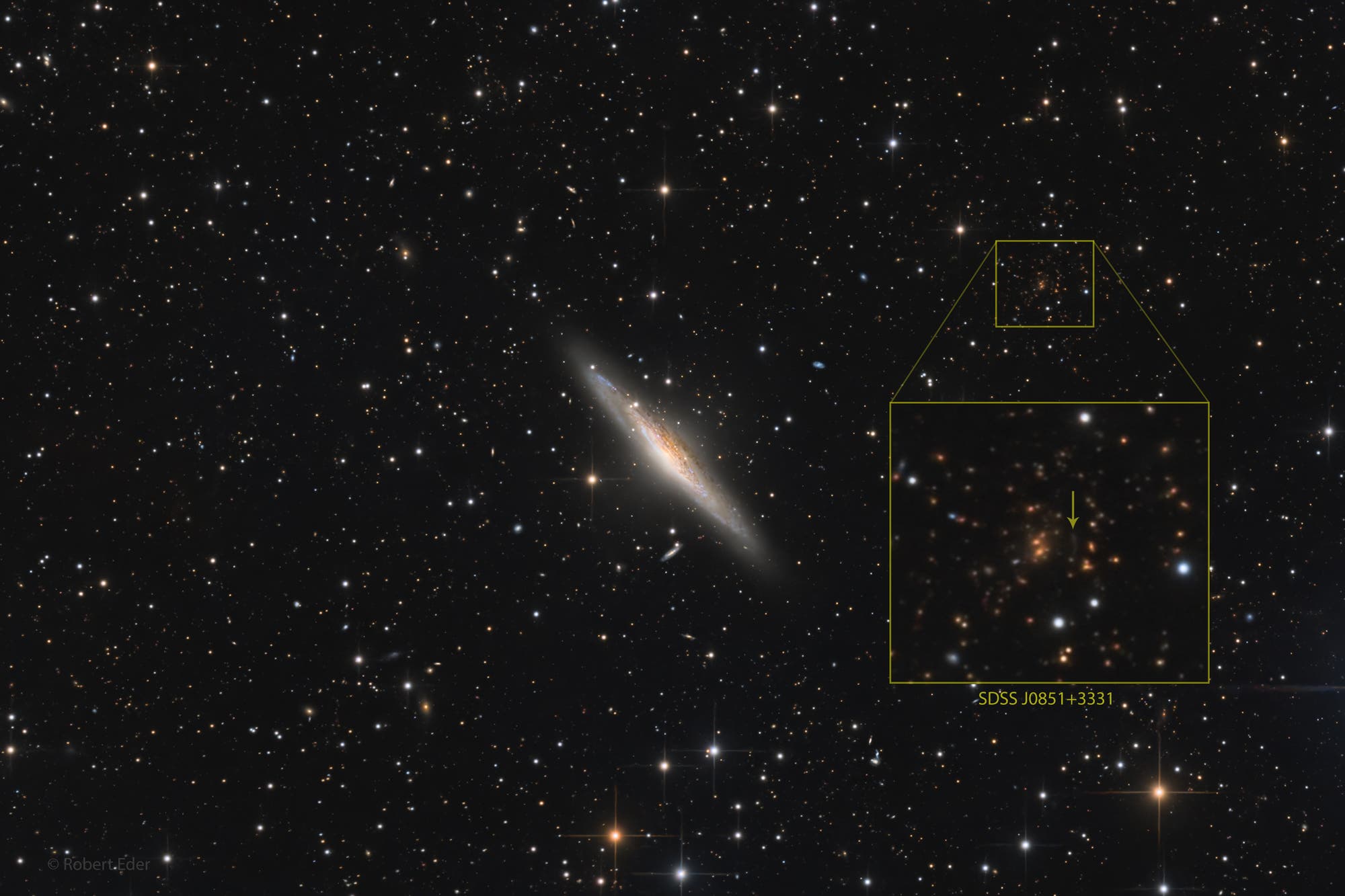 NGC 2683 mit Gravitationslinse SDSS J0851+3331