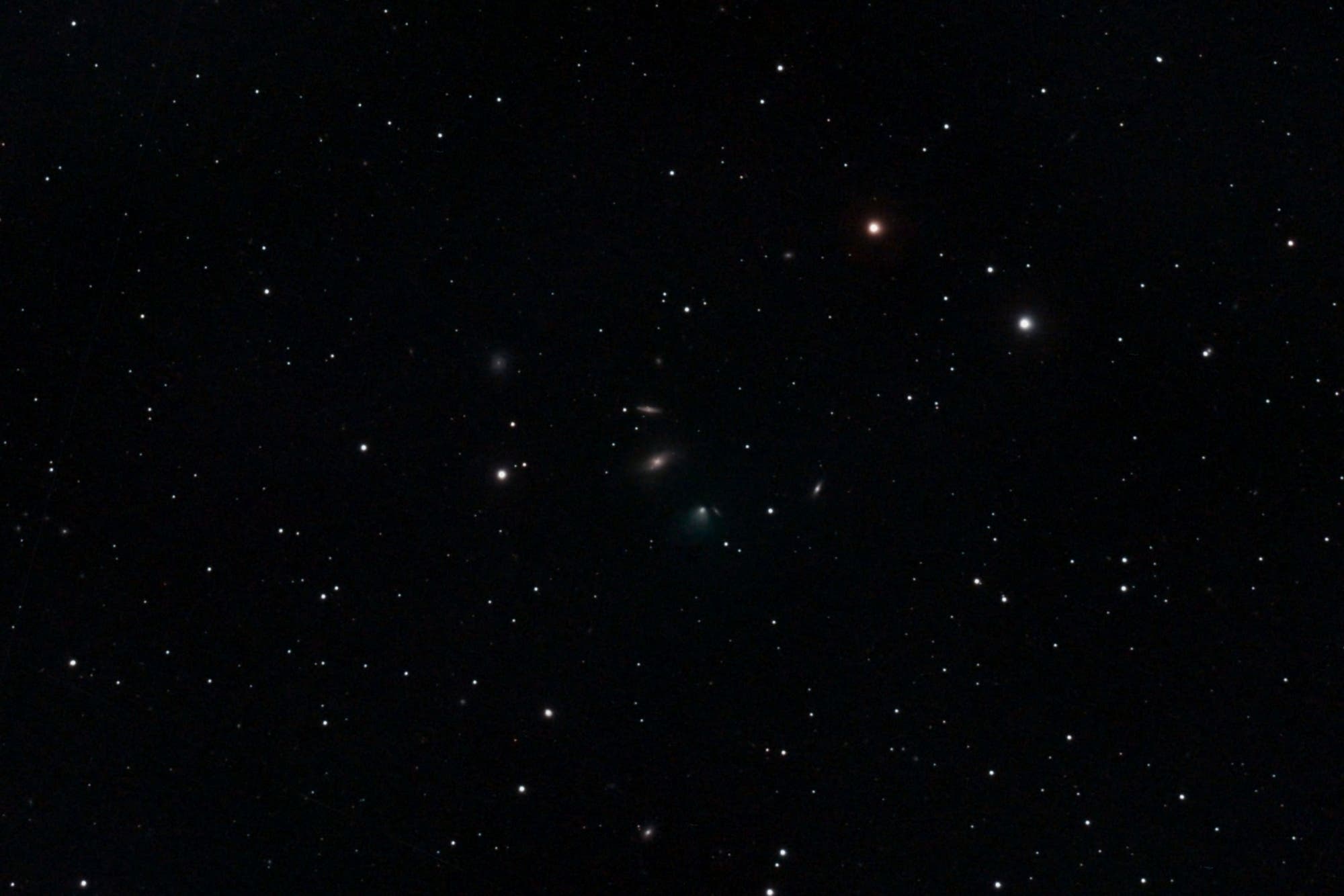 Komet 9P/Tempel und Kleinplanet (6) Hebe "bei" NGC 3801