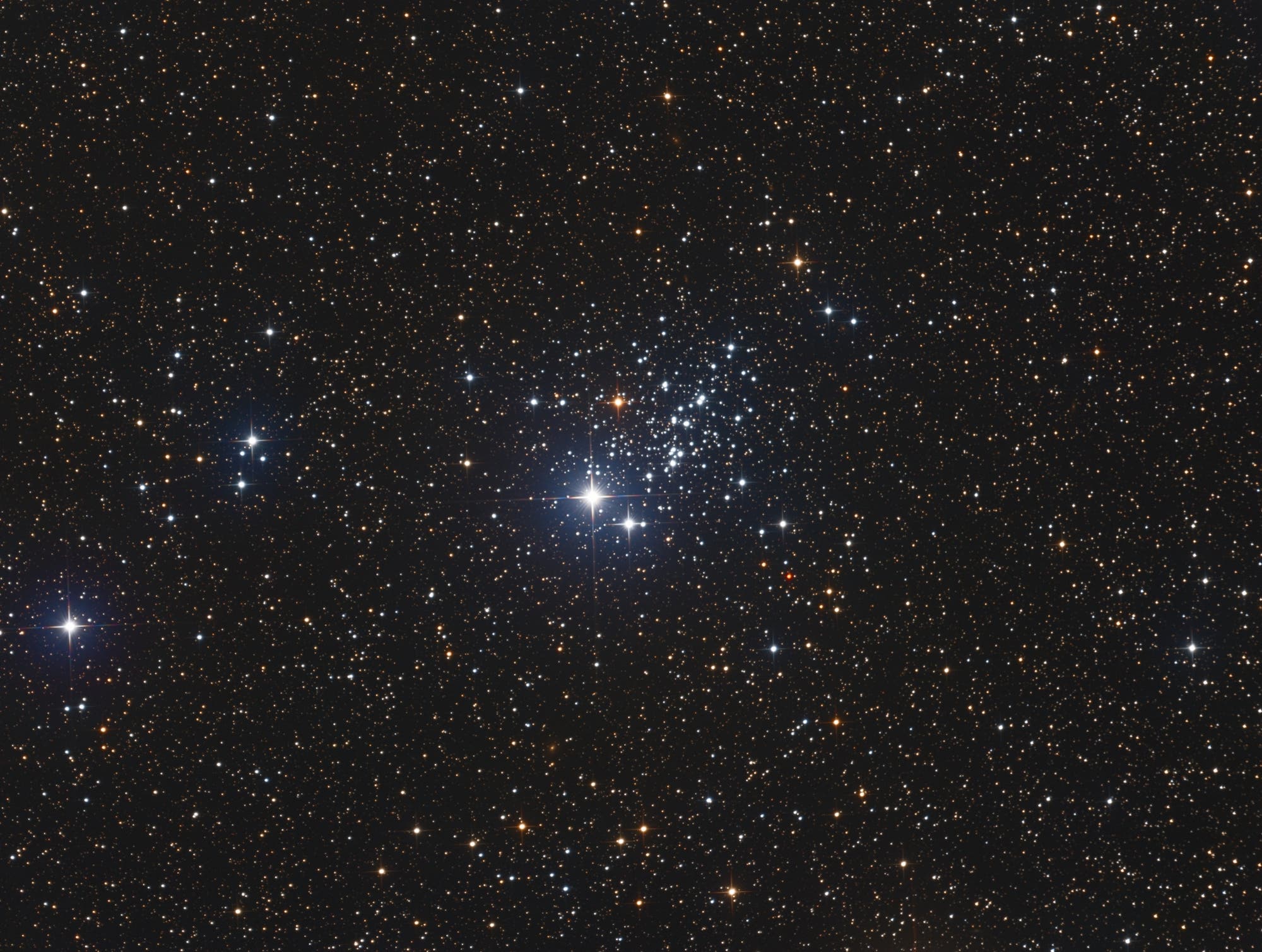 NGC 457 - ein heller offener Sternhaufen in der Kassiopeia ...
