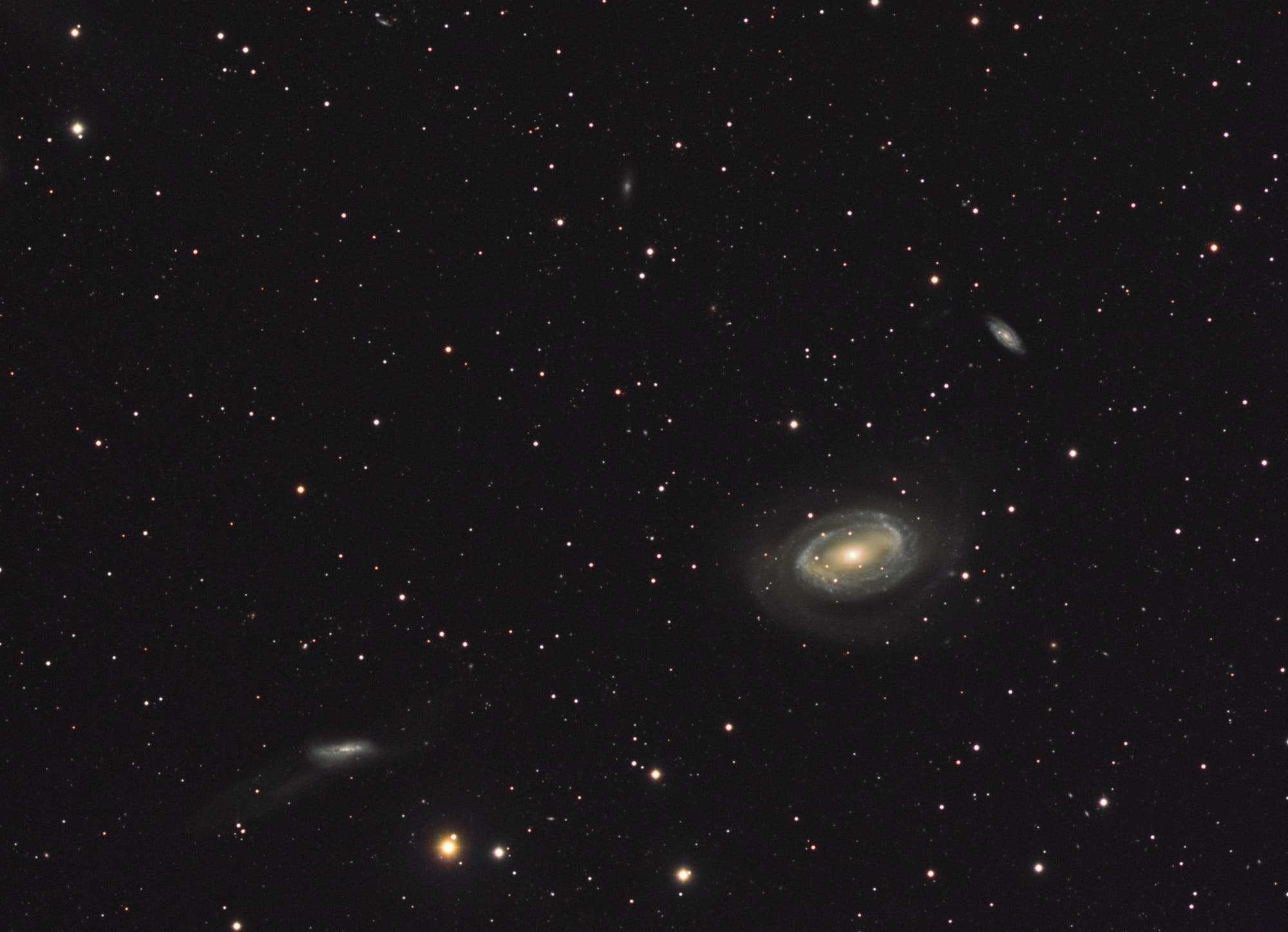 NGC 4725 und seine Nachbarn