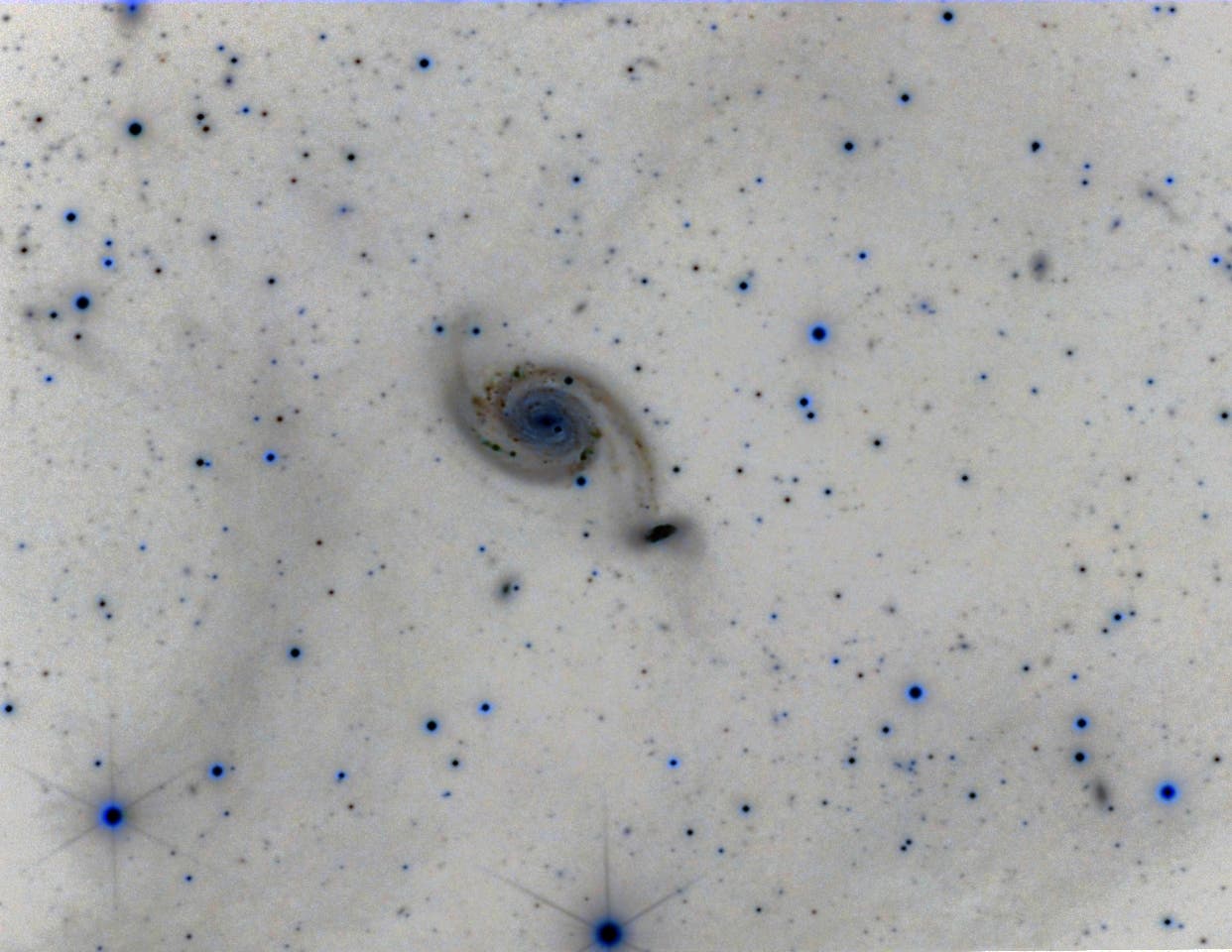 Galaxien Arp 86  (inverse Darstellung) 