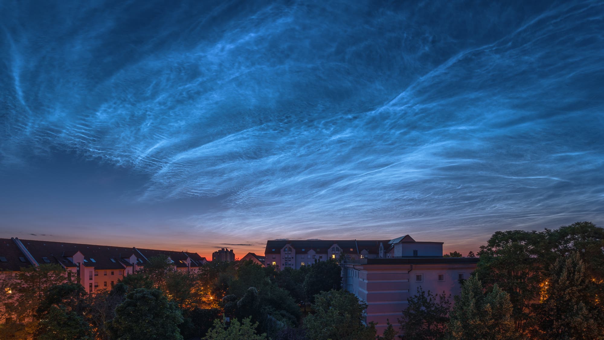 Leuchtende Nachtwolken über Mannheim