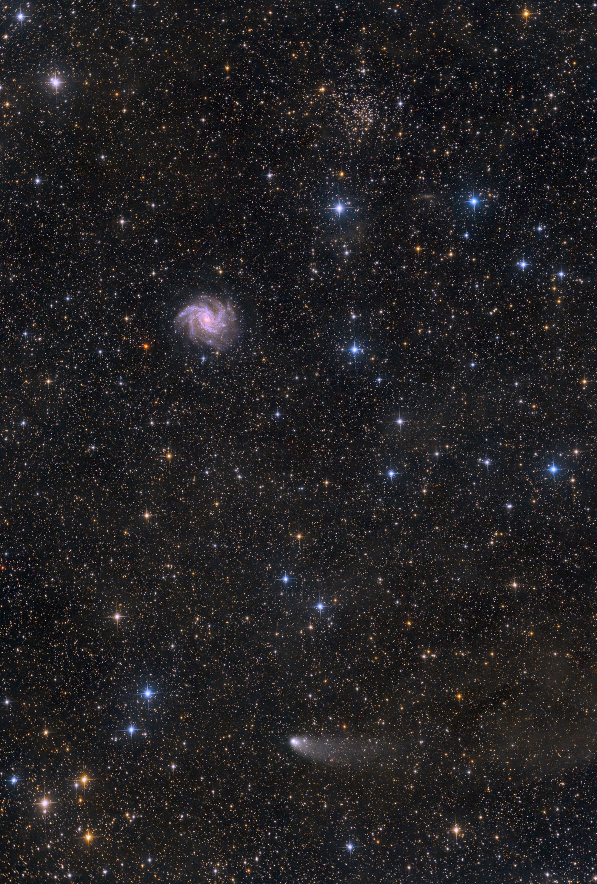 Komet C/2021 S3 (Panstarrs) unterhalb der Galaxie NGC 6946 und dem Sternhaufen NGC 6939