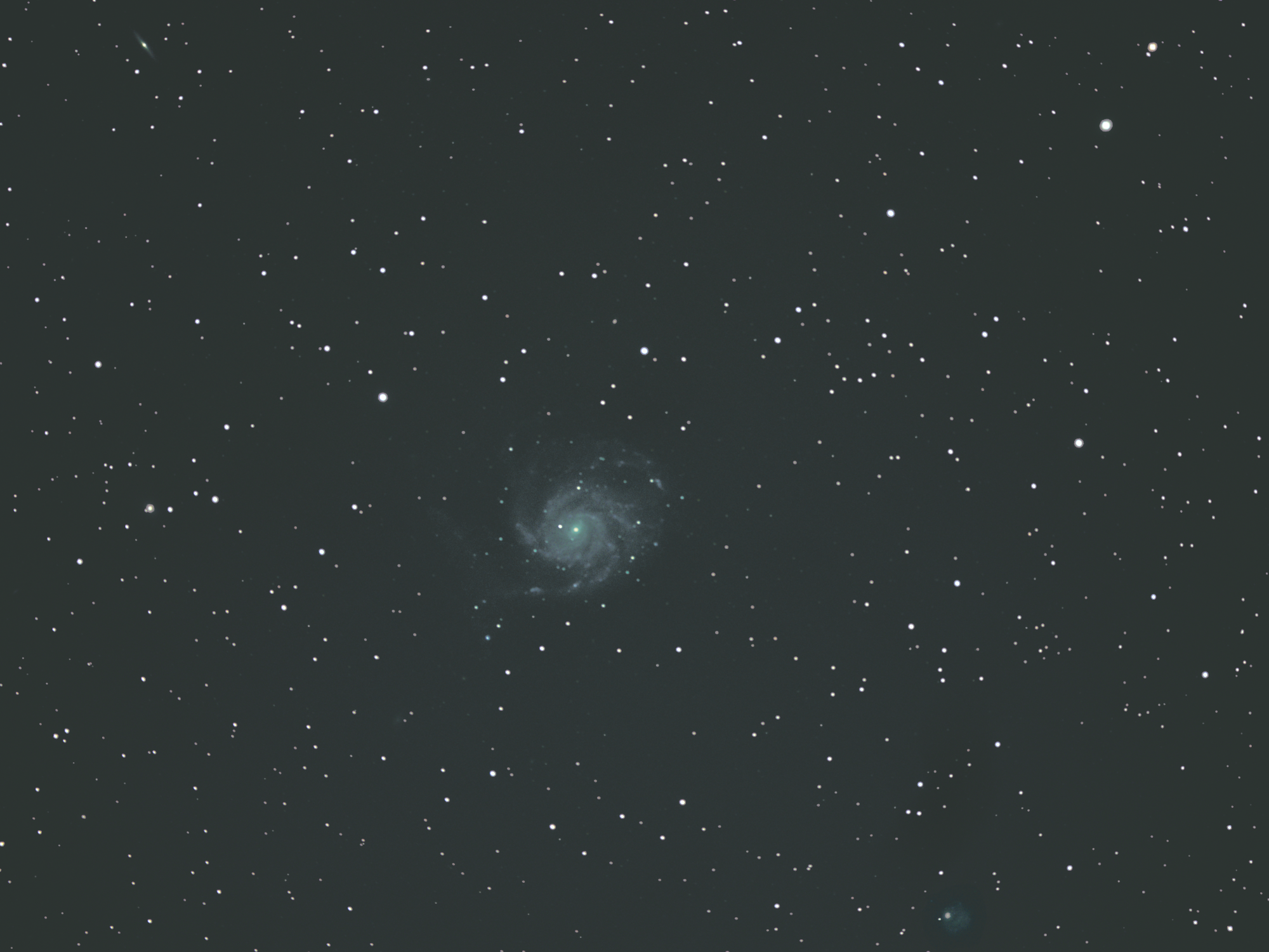 Messier 101 über einem Innenstadtbalkon