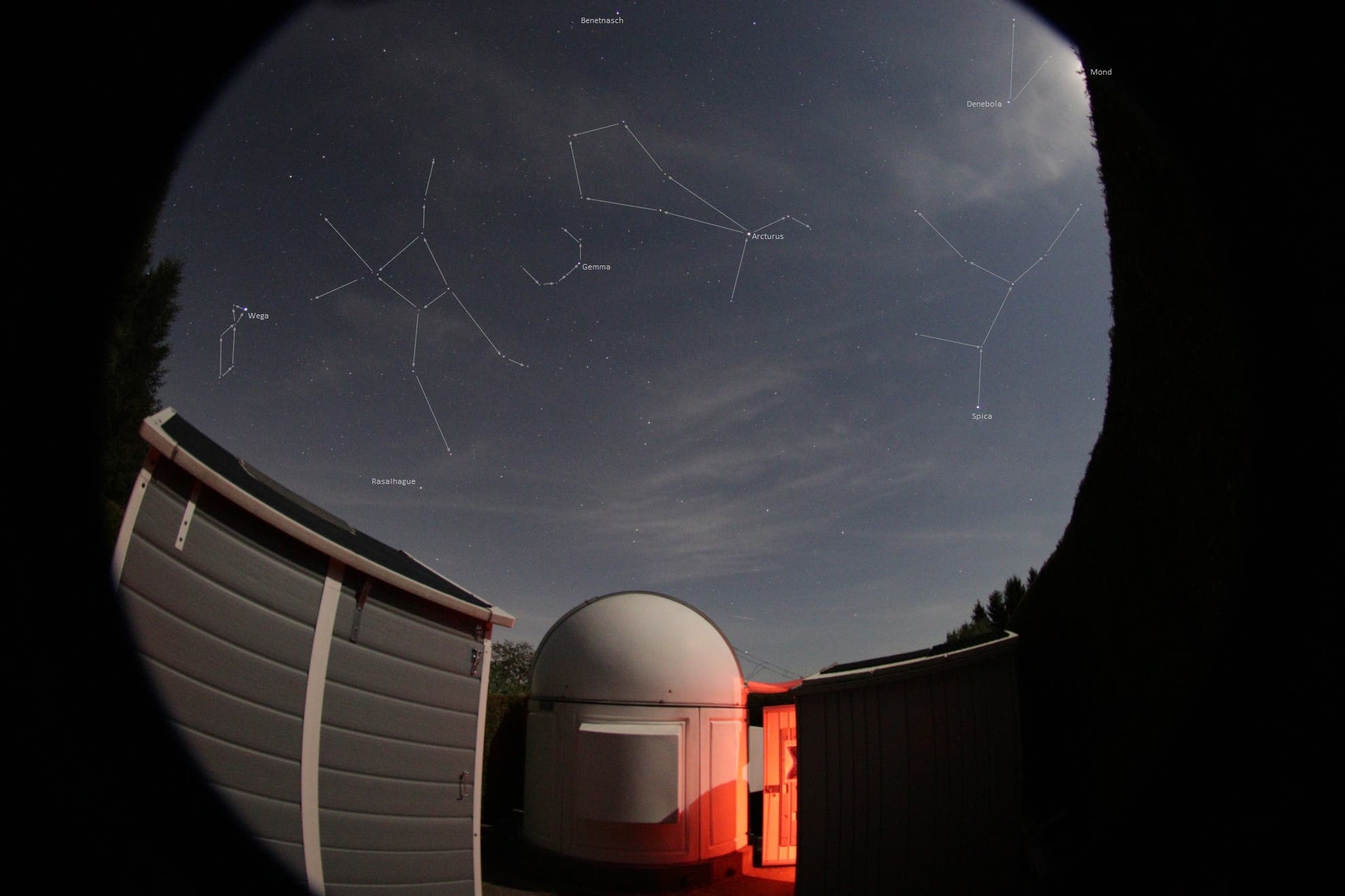 Frühlingshimmel bei Mondschein über Little Palomar Observatory