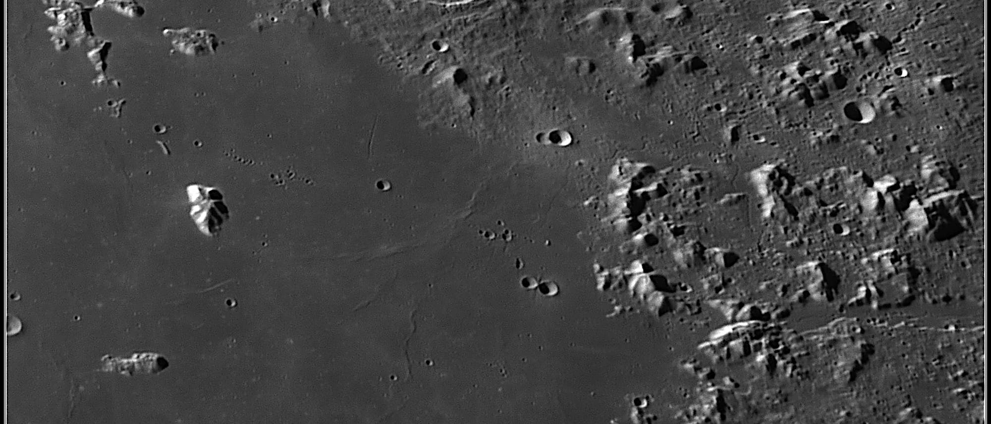 Krater Plato und das Alpental (Mond)