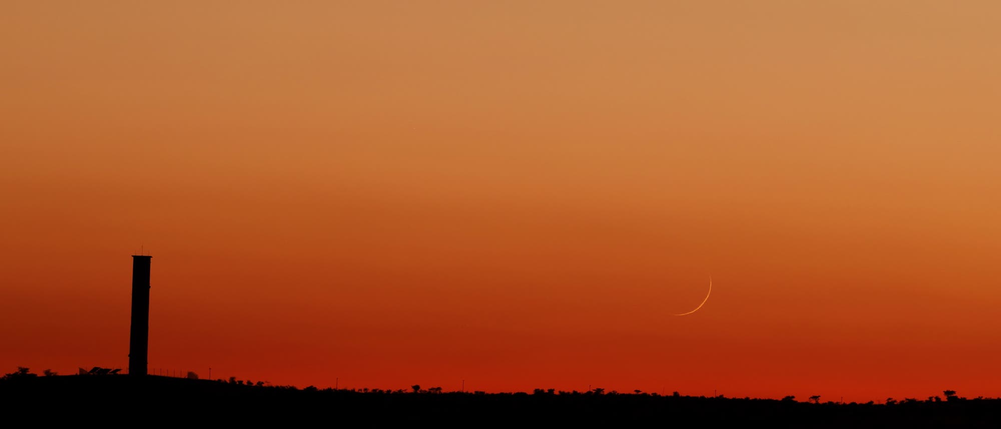 Aufgang der superschmalen Mondsichel in Namibia