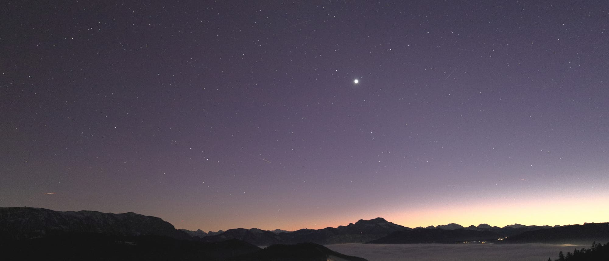 Venus und Saturn über dem Talnebel