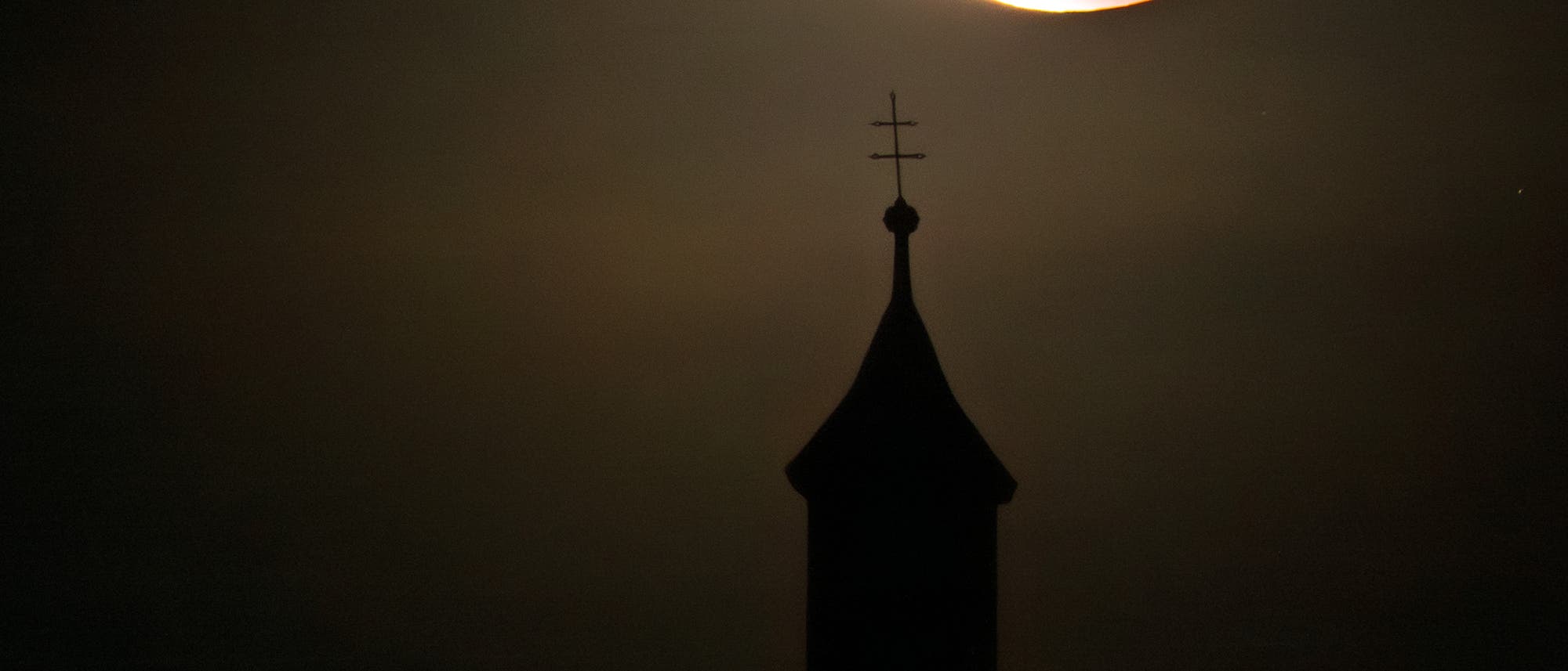 Totale Mondfinsternis über der Wurmlinger Kapelle am 7. September 2025 