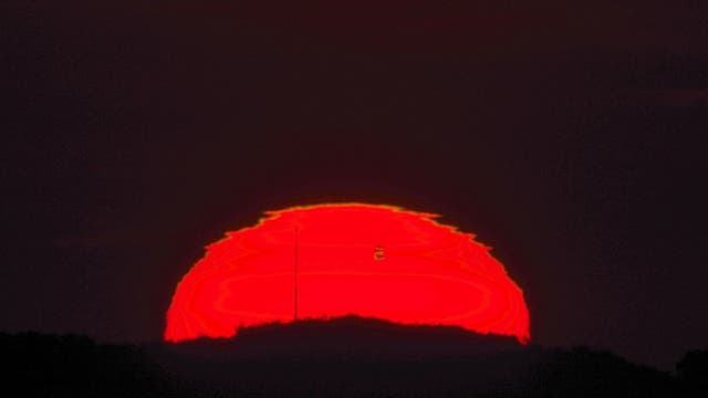 Venustransit: Dreifache Venussilhouette zum Sonnenaufgang