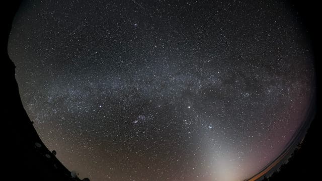 Milchstraße und Zodiakallicht über dem Observatorium Roque de los Muchachos