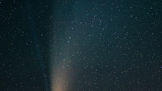 Komet Neowise am Sternenhimmel
