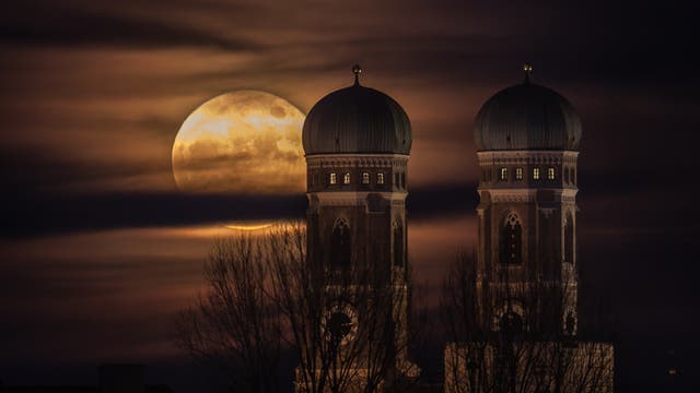 Weihnachtlicher Mondaufgang über München