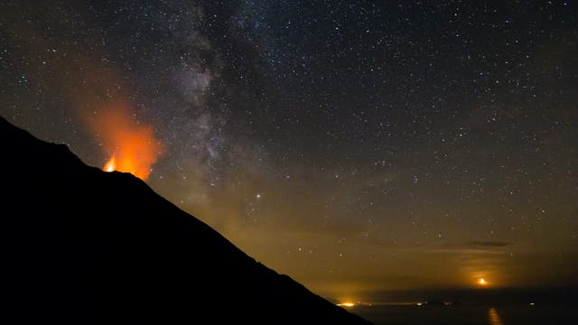 Ein Vulkan unter Sternen