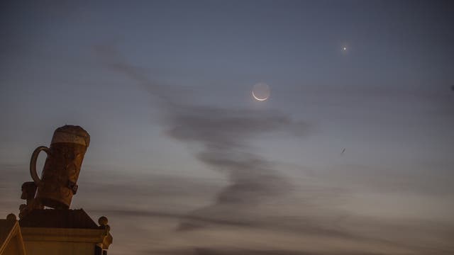 Mond und Venus über dem Oktoberfest