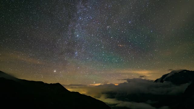Nächtliches Milchstraßenpanorama über den Ortler-Alpen
