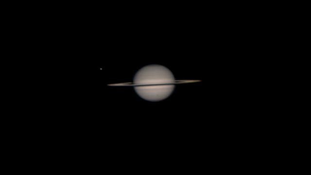 Saturn mit Titan und mit Schatten von Rhea am 23.4.2010