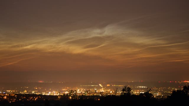 Leuchtende Nachtwolken über der Dresdner Innenstadt