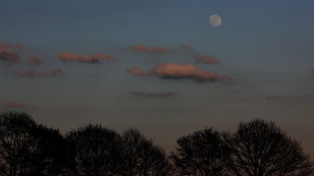 Weißer Mond am Abend über Uelzen 