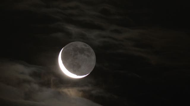 Aschgrauer Mond am Morgenhimmel über Uelzen
