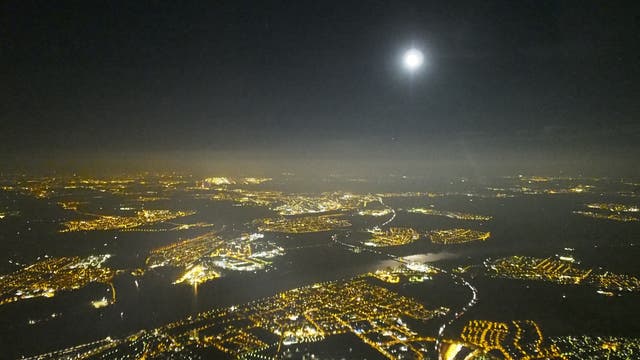 Aufgehender Mond über dem Rhein-Main-Gebiet