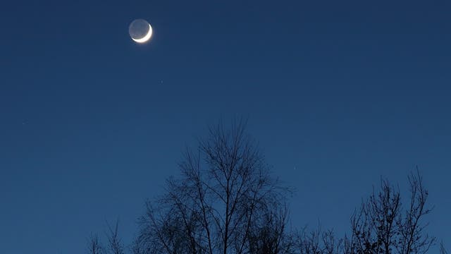 Aschgrauer Mond am Abendhimmel über Uelzen