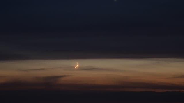 Mondsichel bei Venus am Abendhimmel über Uelzen