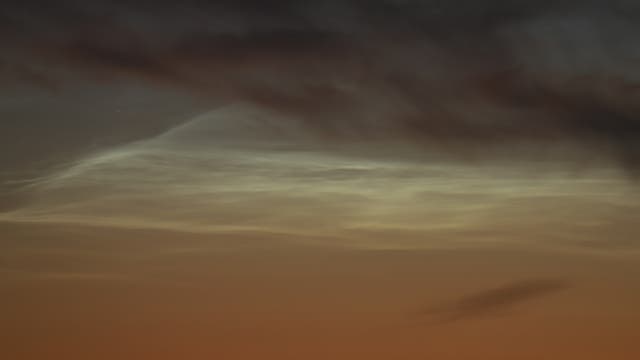 Leuchtende Nachtwolken über Borkum am 3. Juli 2018 (Details 1)