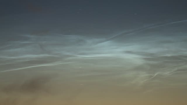 Leuchtende Nachtwolken über Borkum am 3. Juli 2018 (Details 2)