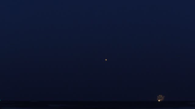 Mondfinsternis und Mars über der Ostsee
