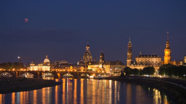 Mondfinsternis über Dresden - Totalität in der Blauen Stunde