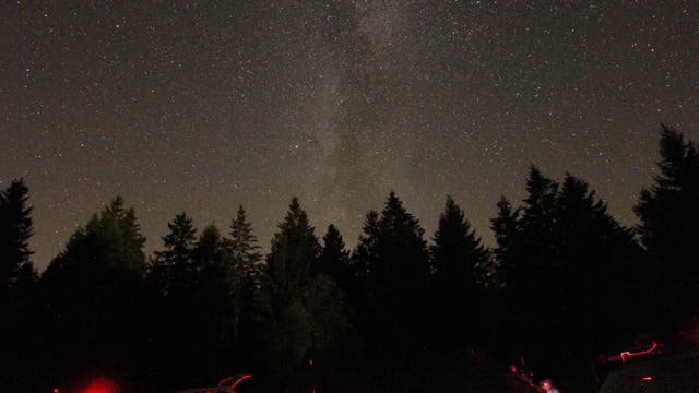 Die Milchstraße über aktiven Amateur-Astronomen in Sankt Andreasberg