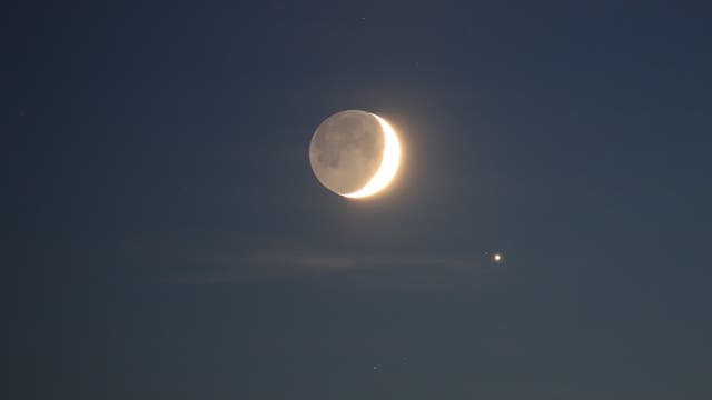 Aschgrauer Mond bei Jupiter am Abendhimmel über Uelzen