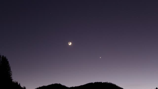 Mond mit Erdlicht und Venus im Purpurlicht