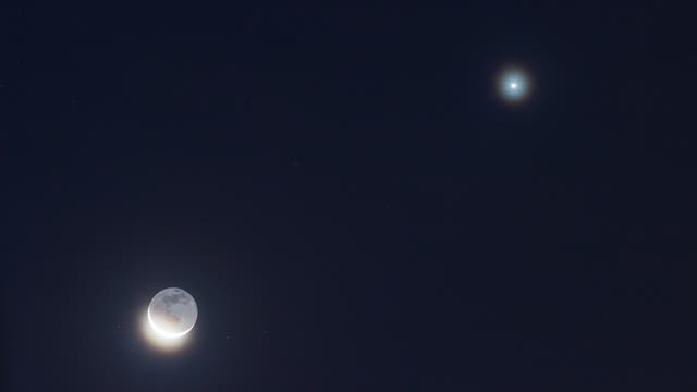 Mondsichel und Venus im Nebel