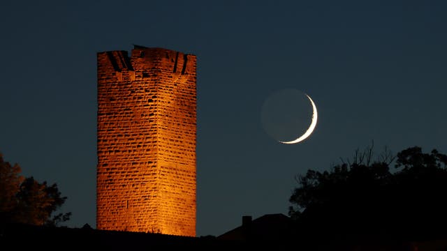 Mondsichel neben dem Turm der Ravensburg
