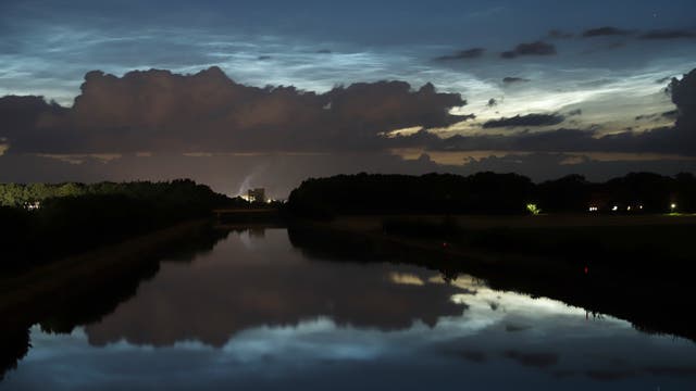Leuchtende Nachtwolken über dem Elbe-Seitenkanal bei Uelzen 
