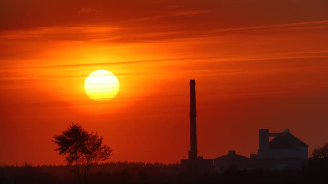 Farbenprächtiger Sonnenuntergang hinter der Zuckerfabrik Uelzen