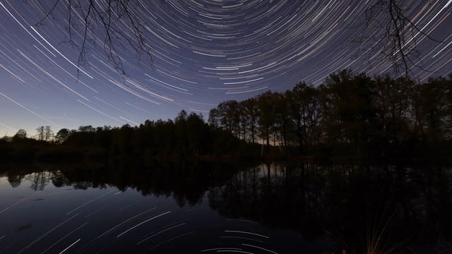 Sternspuren über einem Teich bei Eschede am 8. Mai 2022