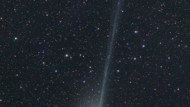 Komet C/2022 E3 (ZTF) mit dünnem Ionenschweif