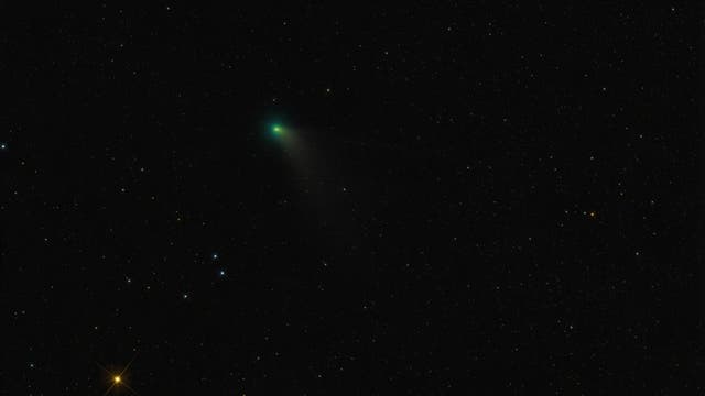 Grüner Komet trifft Aldebaran