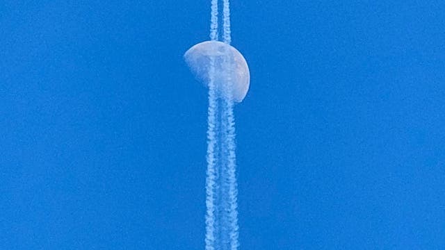 Mond mit Flugzeug